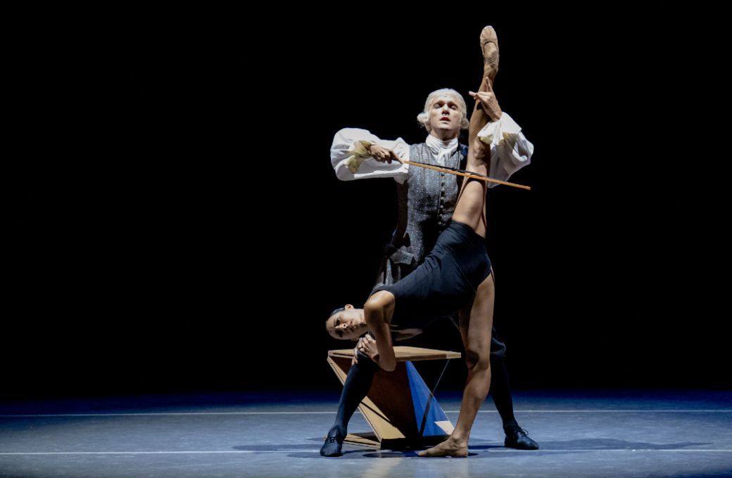 Elisa Carrillo Cabrera, Mikhail Kaniskin in Duato's <i>Multiplicity/Forms of Silence and Emptiness</i> &copy; Jack Devant