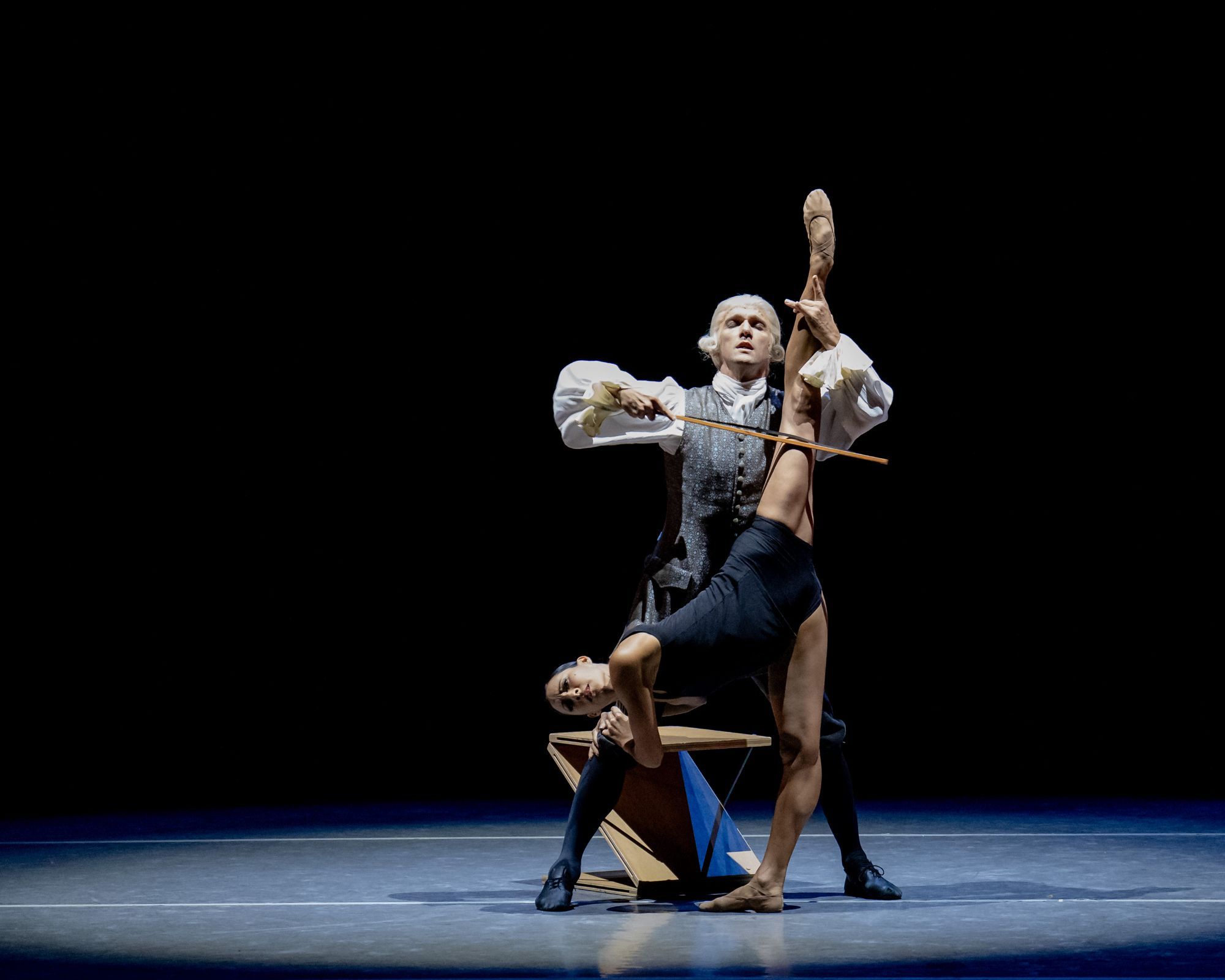 Elisa Carrillo Cabrera, Mikhail Kaniskin in Duato's <i>Multiplicity/Forms of Silence and Emptiness</i> &copy; Jack Devant
