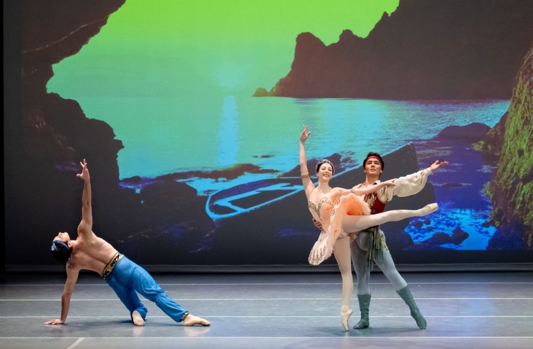 Maia Makhateli, Giorgi Potskhishvili and Bakhtiyar Adamzhan in <i>Le Corsaire</i> &copy; Jack Devant