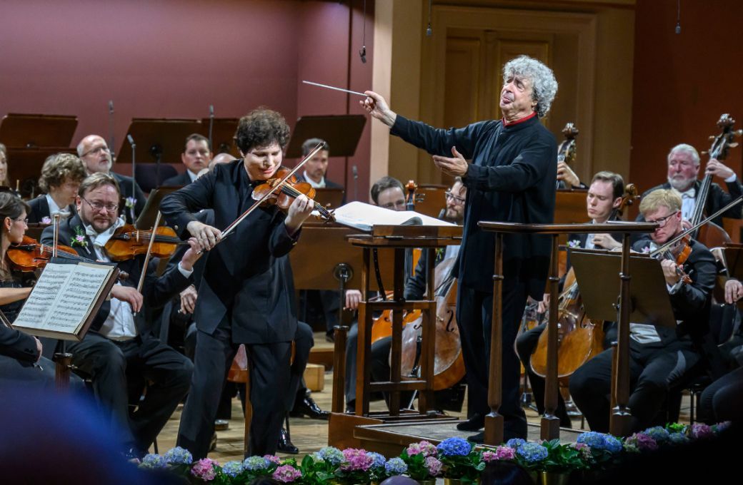 Augustin Hadelich, Semyon Bychkov and the Czech Philharmonic © Petra Hajská