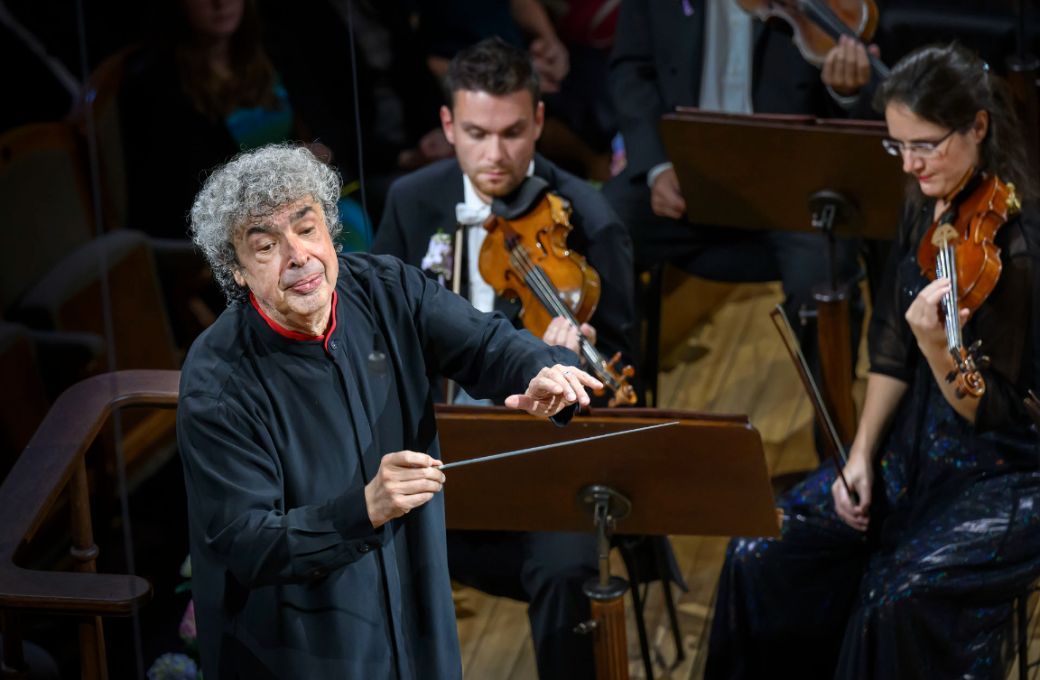 Semyon Bychkov conducts the Czech Philharmonic © Petra Hajská