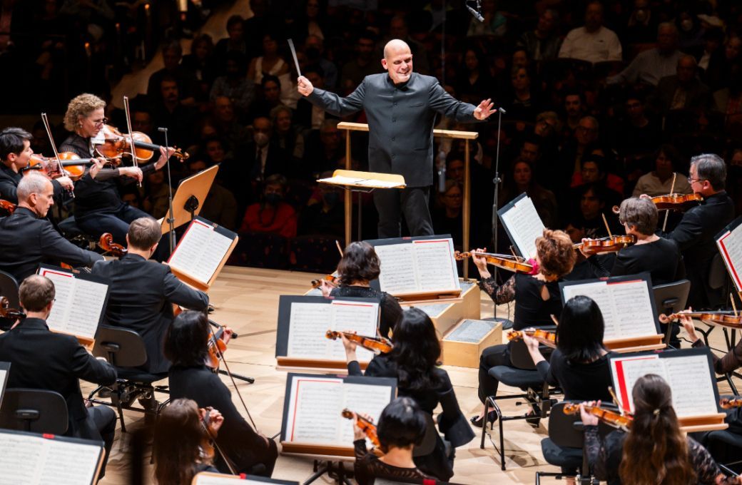 Jaap van Zweden conducts the New York Philharmonic &copy; Chris Lee
