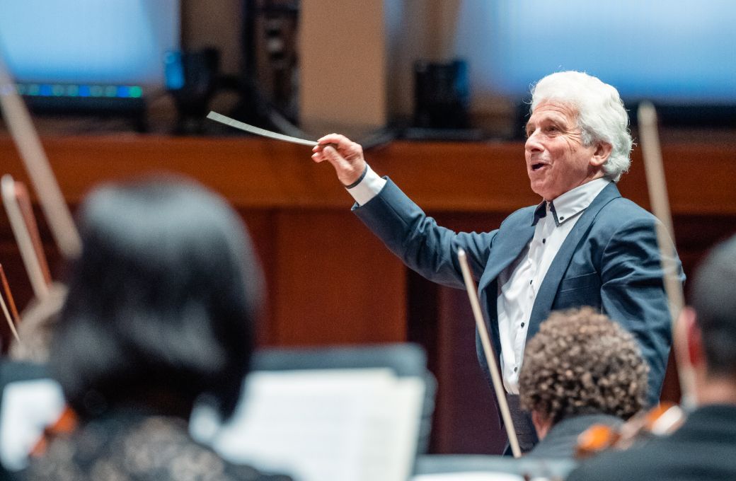 Peter Oundjian conducts the Seattle Symphony © Brandon Patoc