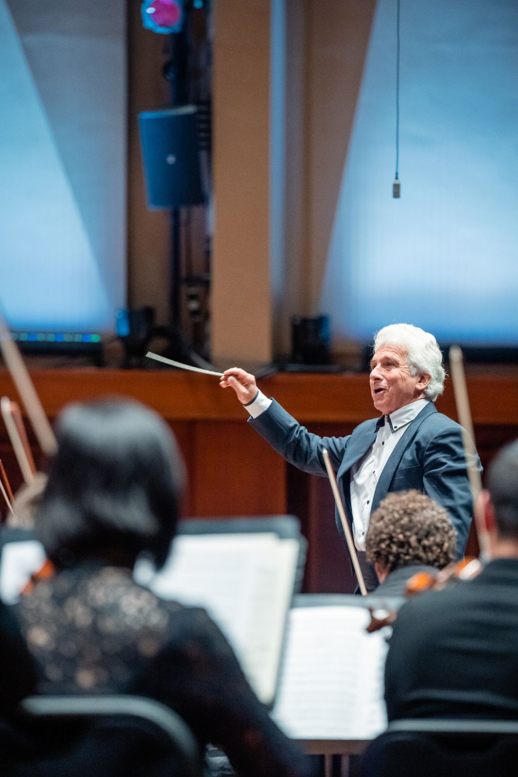 Peter Oundjian conducts the Seattle Symphony © Brandon Patoc