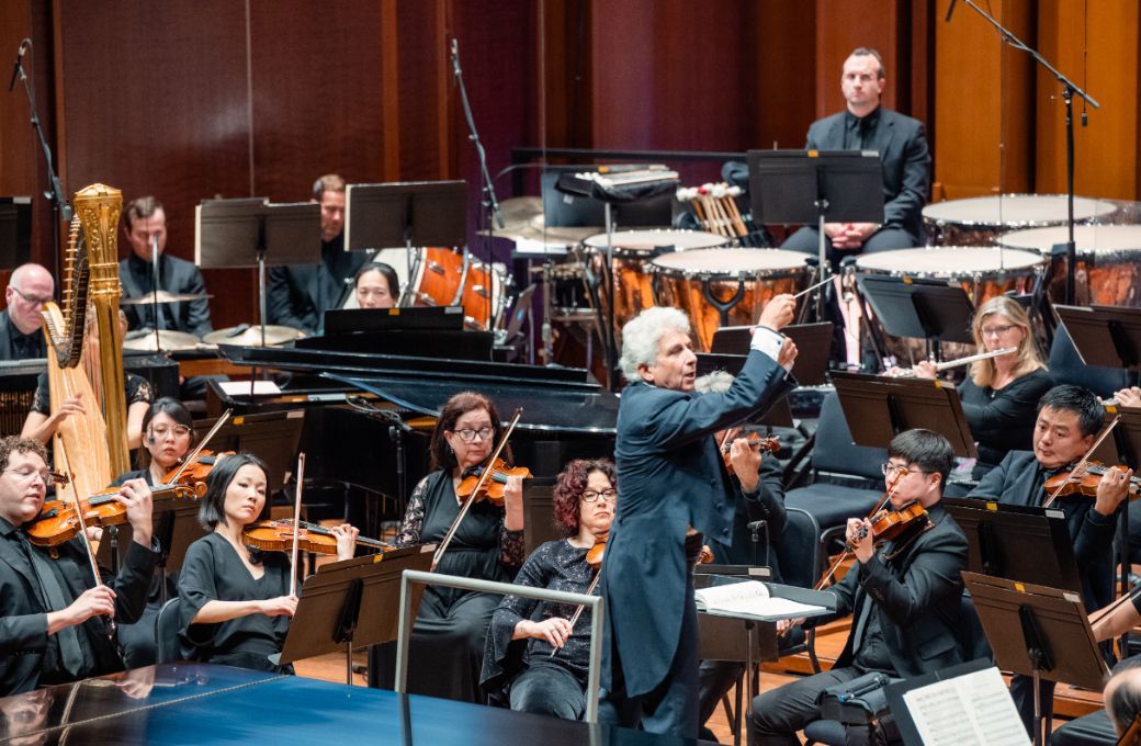 Peter Oundjian conducts the Seattle Symphony © Brandon Patoc