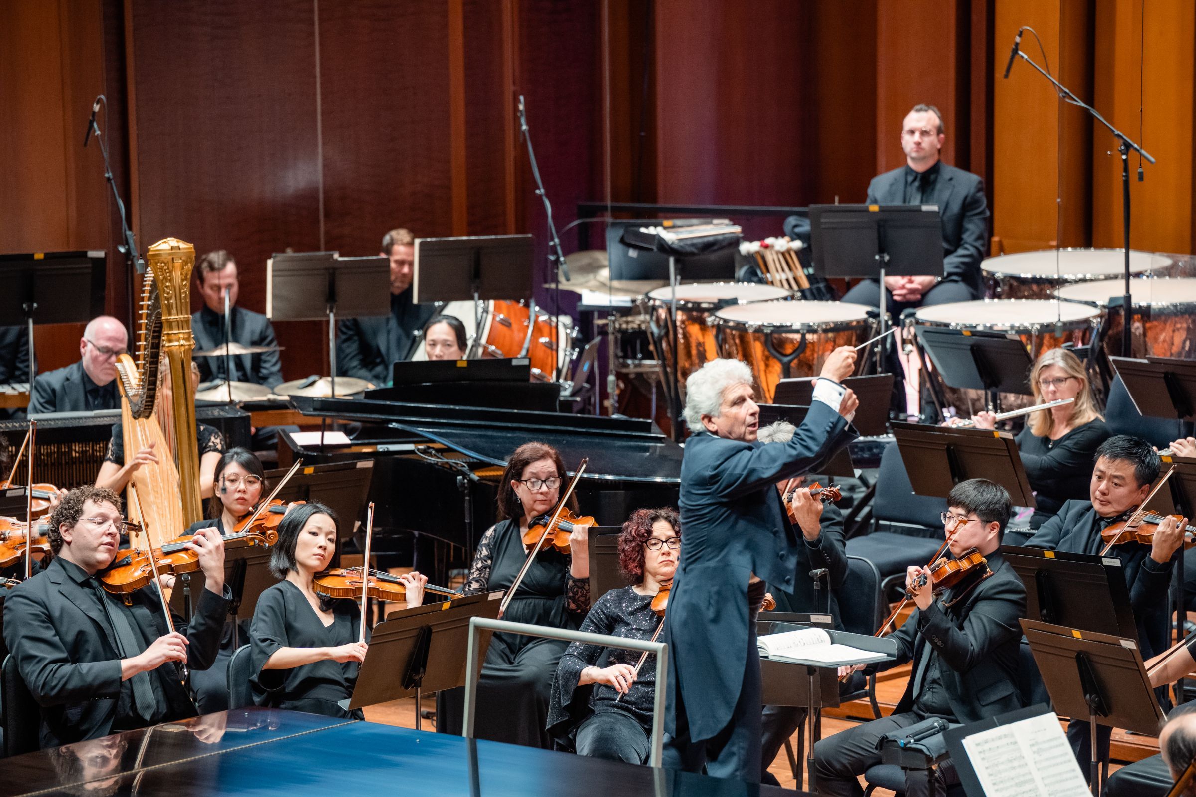 Peter Oundjian conducts the Seattle Symphony © Brandon Patoc