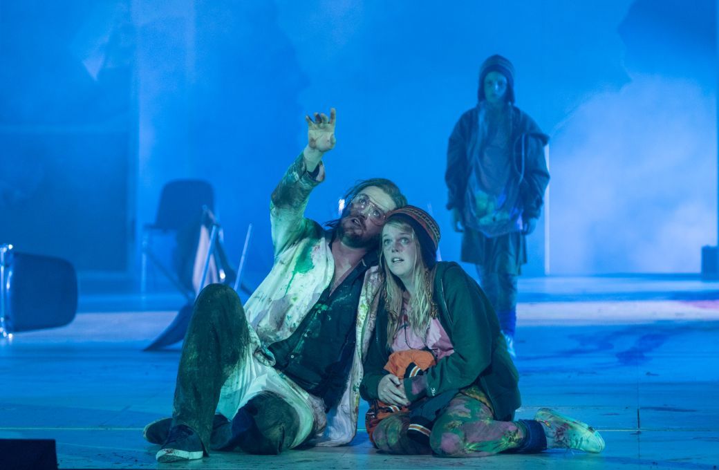 Samuel Hasselhorn (Mathis) und Chloë Morgan (Regina) © Pedro Malinowski