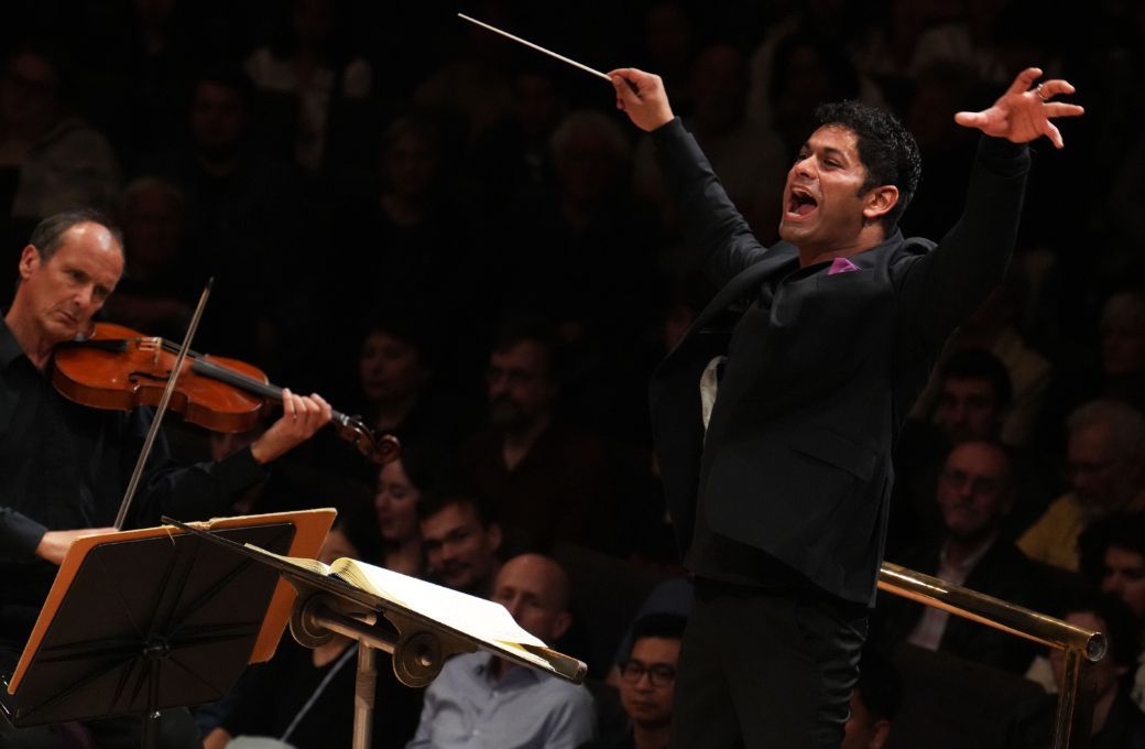 Alpesh Chauhan conducts the Hallé © Alex Burns | The Hallé