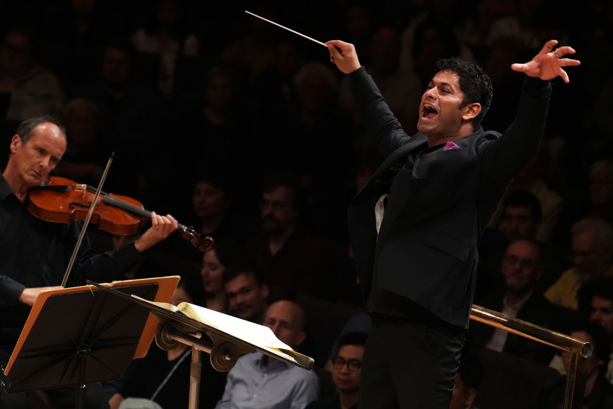 Alpesh Chauhan conducts the Hallé &copy; Alex Burns | The Hallé