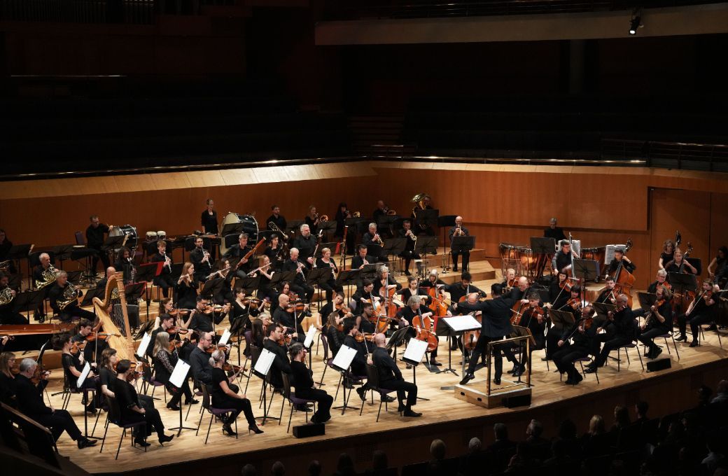 Alpesh Chauhan conducts the Hall&eacute; in Bridgewater Hall &copy; Alex Burns | The Hall&eacute;