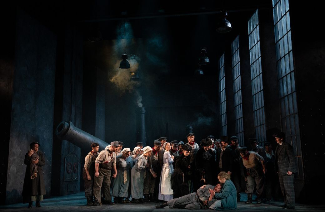 Gyula Nagy (Valentin), Jennifer Davis (Marguerite) and the Irish National Opera Chorus &copy; Pat Redmond