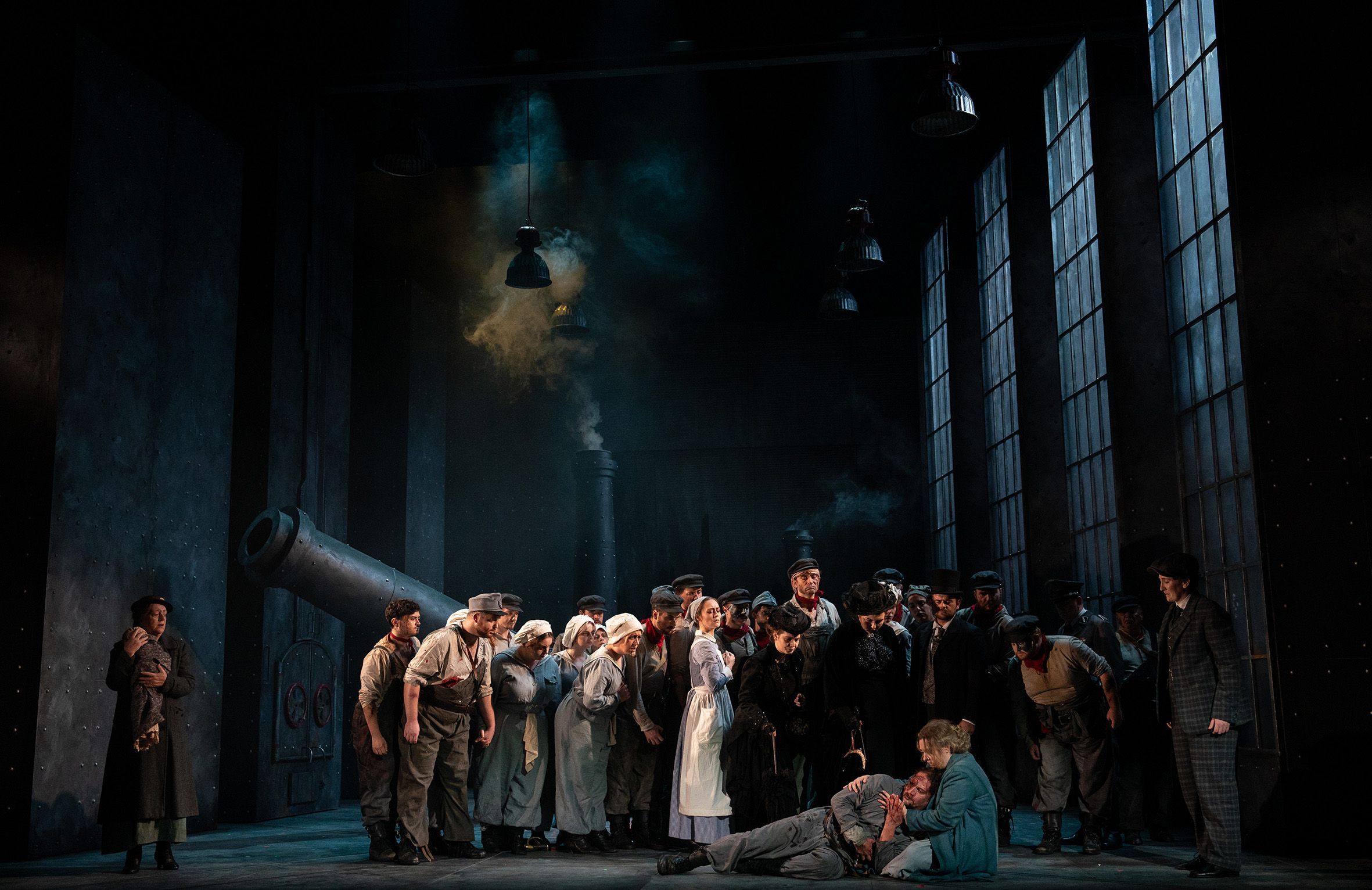Gyula Nagy (Valentin), Jennifer Davis (Marguerite) and the Irish National Opera Chorus &copy; Pat Redmond