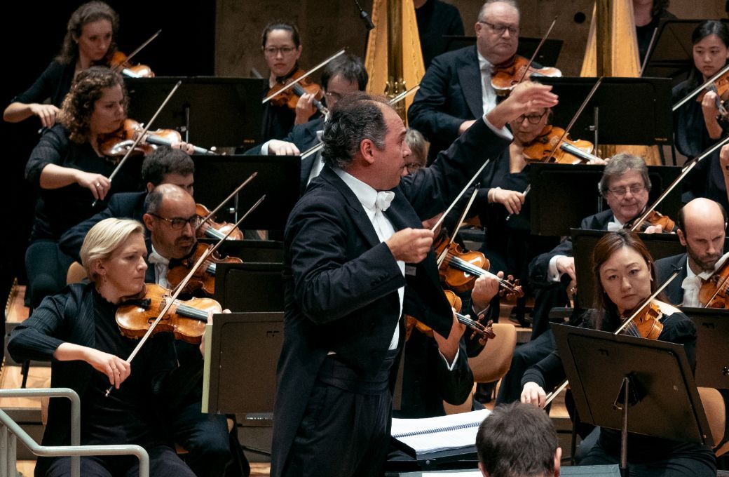 Tugan Sokhiev dirigiert die Berliner Philharmoniker © Lena Laine