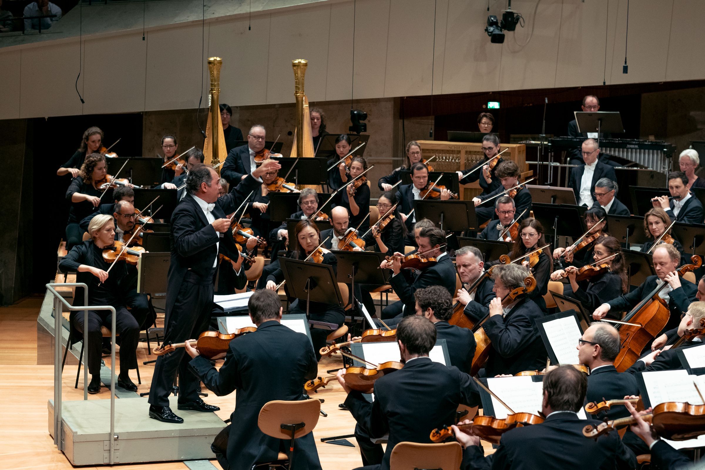 Tugan Sokhiev dirigiert die Berliner Philharmoniker © Lena Laine