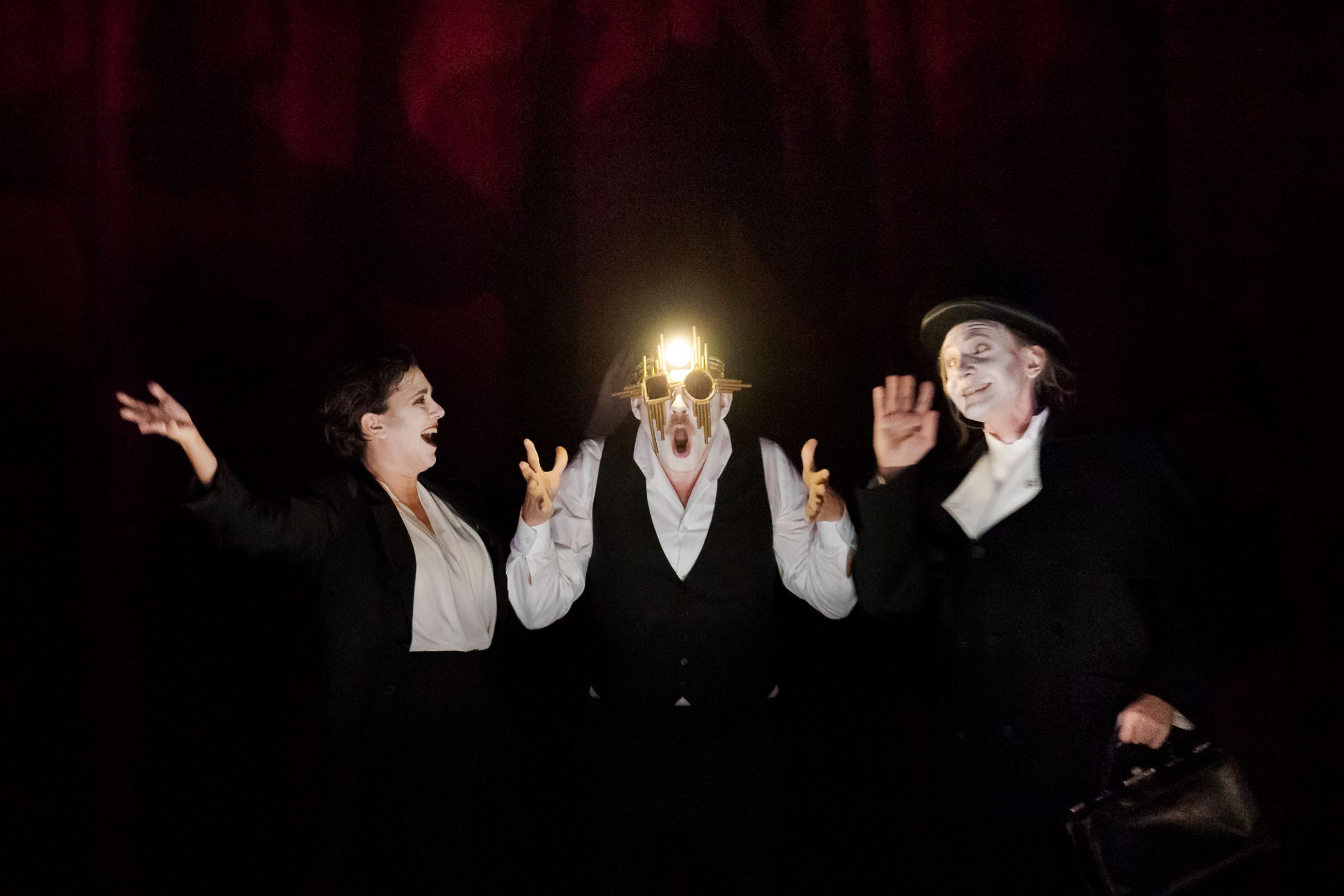 Anna Brull (Muse, Nicklausse), Matthias Koziorowski (Hoffmann) und Petr Sokolov (Coppelius) &copy; Werner Kmetitsch