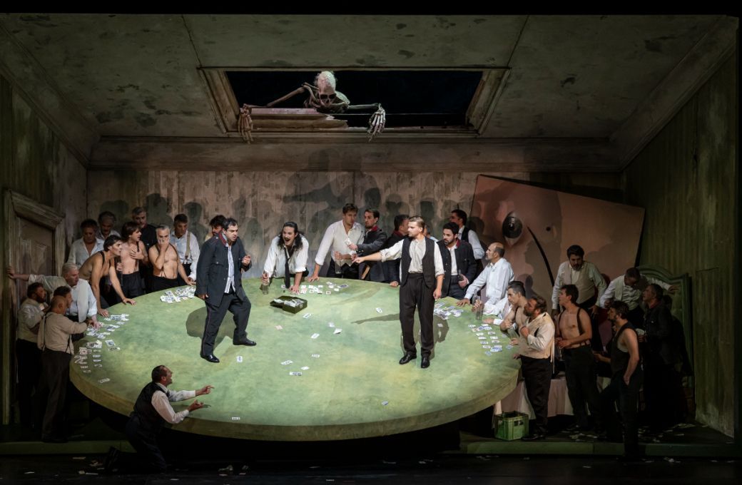 Arsen Soghomonyan (Hermann) y Andrei Kymach (Tomsky) en el centro rodeados del Cor de la Generalitat &copy; Miguel Lorenzo &amp; Mikel Ponce | Les Arts
