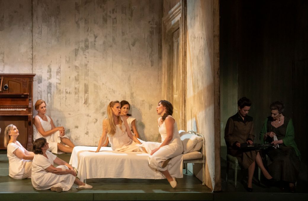 Elena Maximova (Polina) y Elena Gusova (Liza) &copy; Miguel Lorenzo &amp; Mikel Ponce | Les Arts