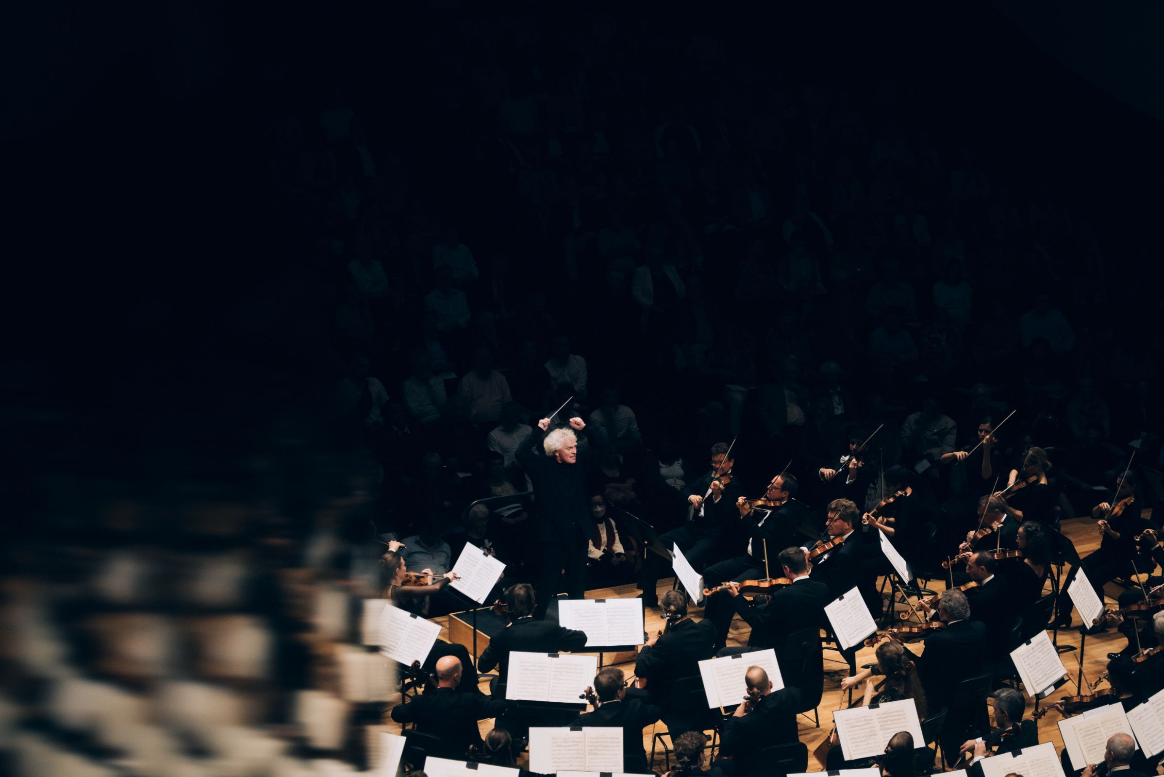 Simon Rattle dirige l'Orchestre symphonique de la Radio bavaroise à la Philharmonie &copy; Ava du Parc / Cheeese