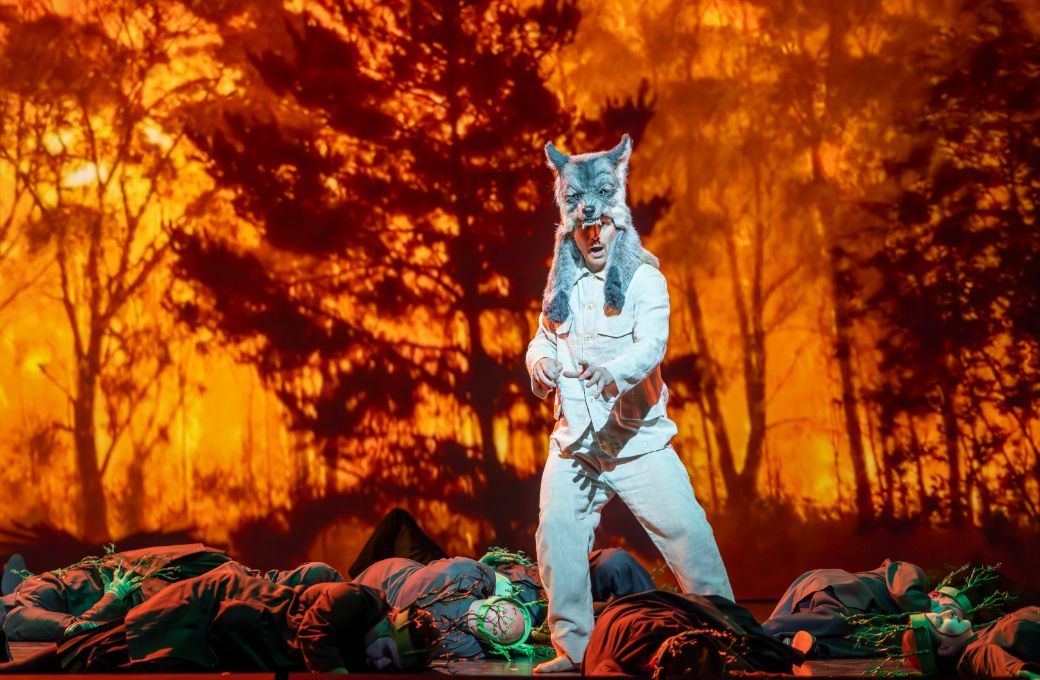 Andri Björn Róbertsson (Wolf) and chorus © James Glossop