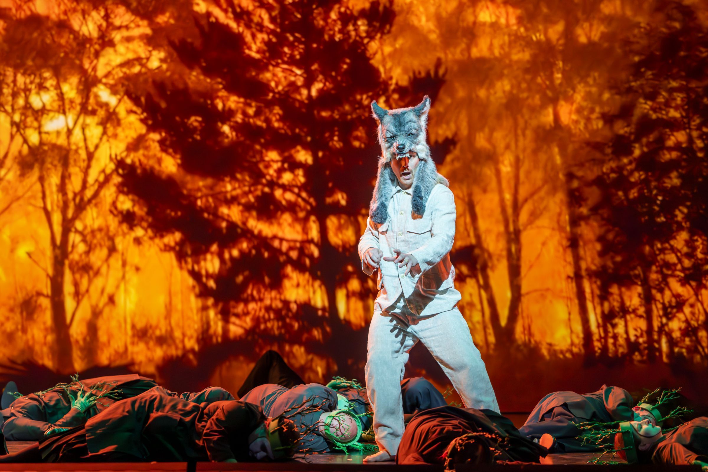 Andri Björn Róbertsson (Wolf) and chorus © James Glossop