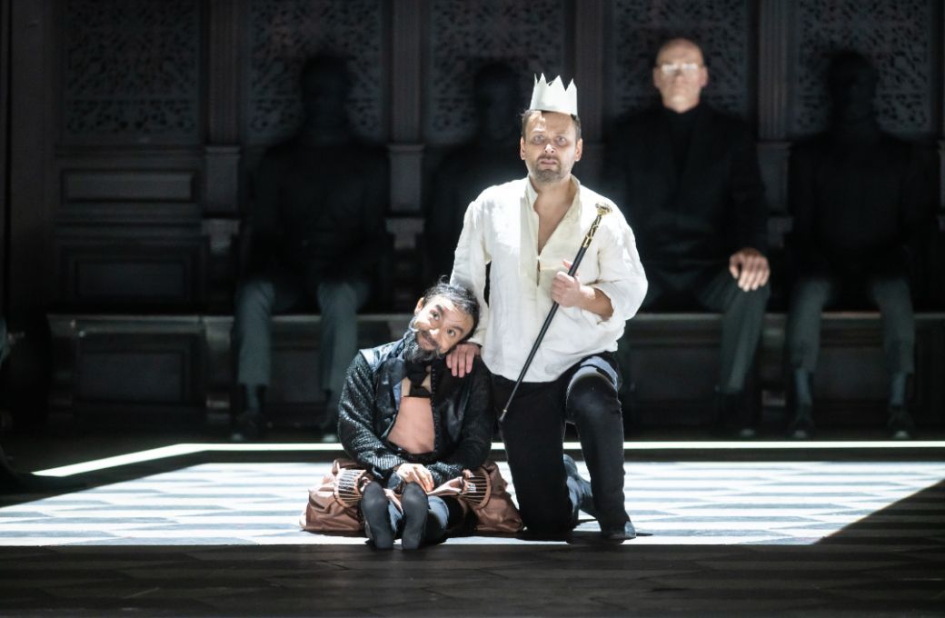 Gómez Bohórquez (Jester) and Arnold Rutkowski (Don Carlo) © Kristaps Kalns | Latvian National Opera