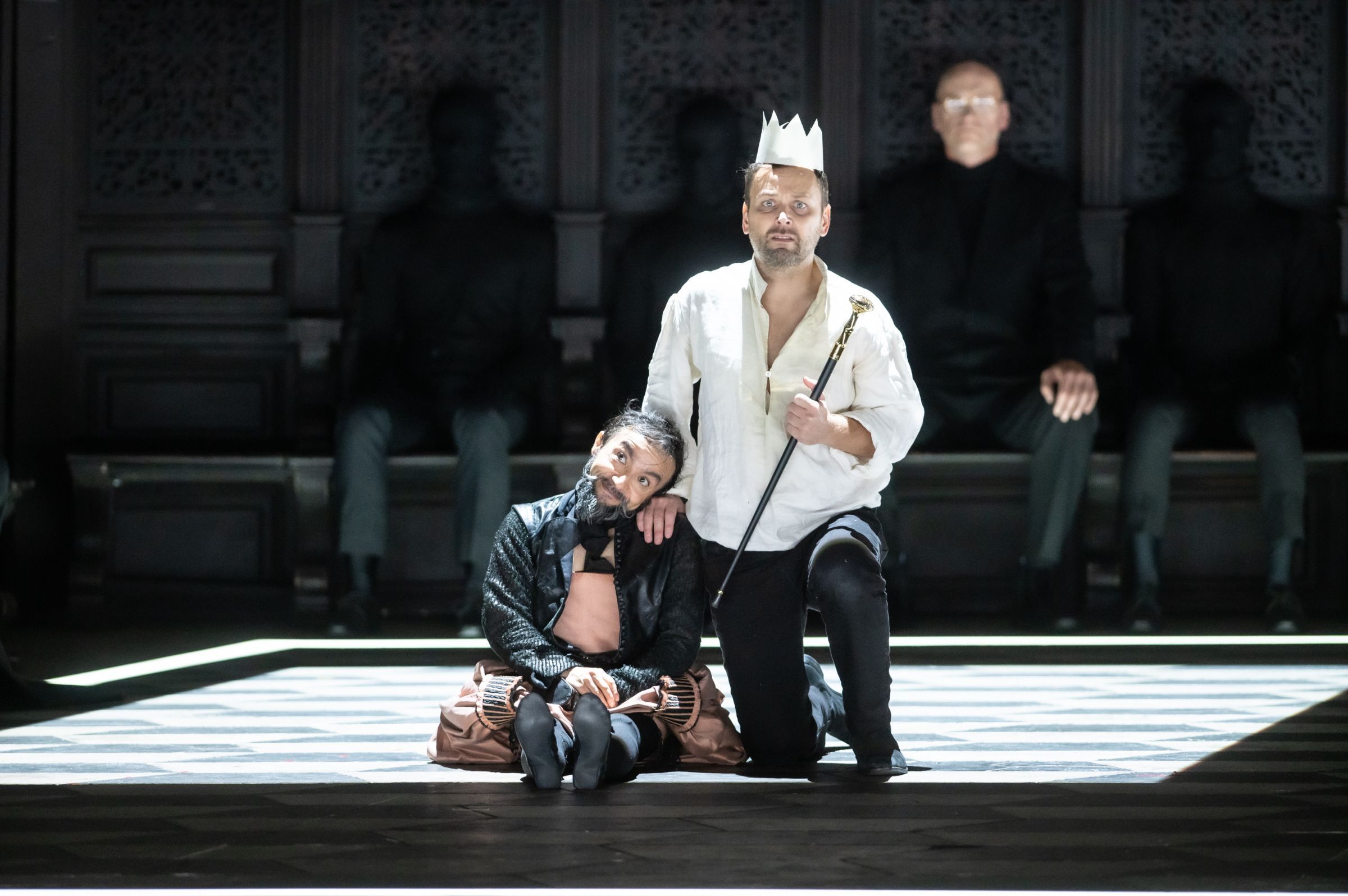 Gómez Bohórquez (Jester) and Arnold Rutkowski (Don Carlo) &copy; Kristaps Kalns | Latvian National Opera