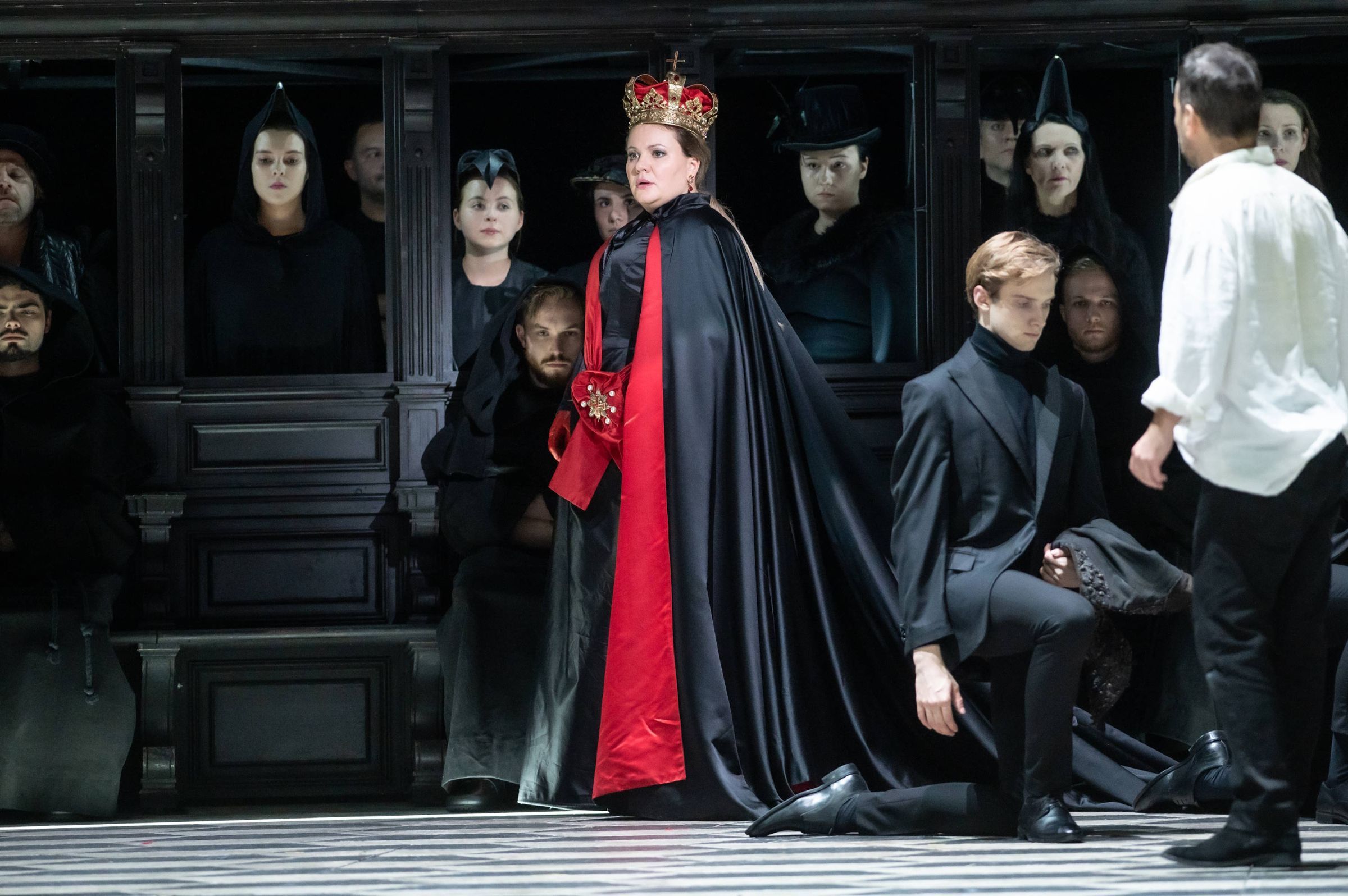 Julija Vasiljeva (Elisabetta) and chorus &copy; Kristaps Kalns | Latvian National Opera