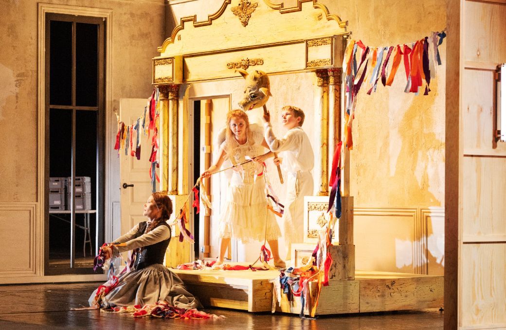 Clara Cecilie Thomsen (Governess), Barbro C&iacute;tron (Flora), Milo Wajnman K&oslash;ie (Miles, Cast A) &copy; Miklos Szabo