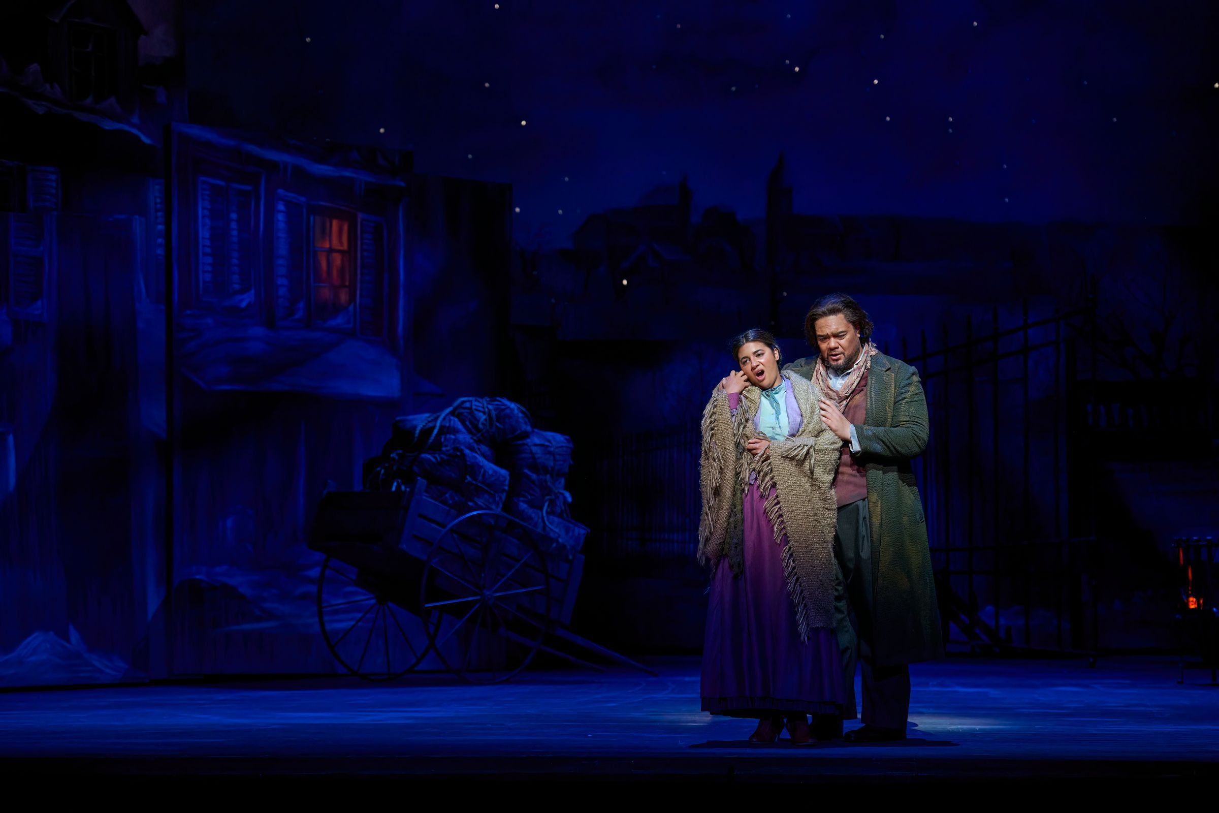 Amina Edris (Mimì) and Pene Pati (Rodolfo) © Michael Cooper
