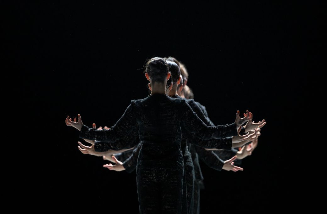 Czech National Ballet in Marco Goecke's <i>Fly Paper Bird</i> © S. Gherciu