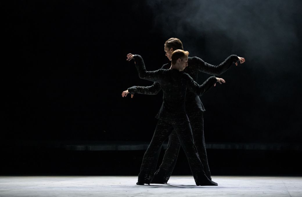 Matěj &Scaron;ust and John Powers in Marco Goecke's <i>Fly Paper Bird</i> &copy; S. Gherciu