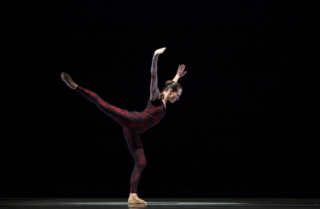 Nikola M&aacute;rov&aacute; in Hans van Manen's <i>Frank Bridge Variations</i> &copy; S. Gherciu