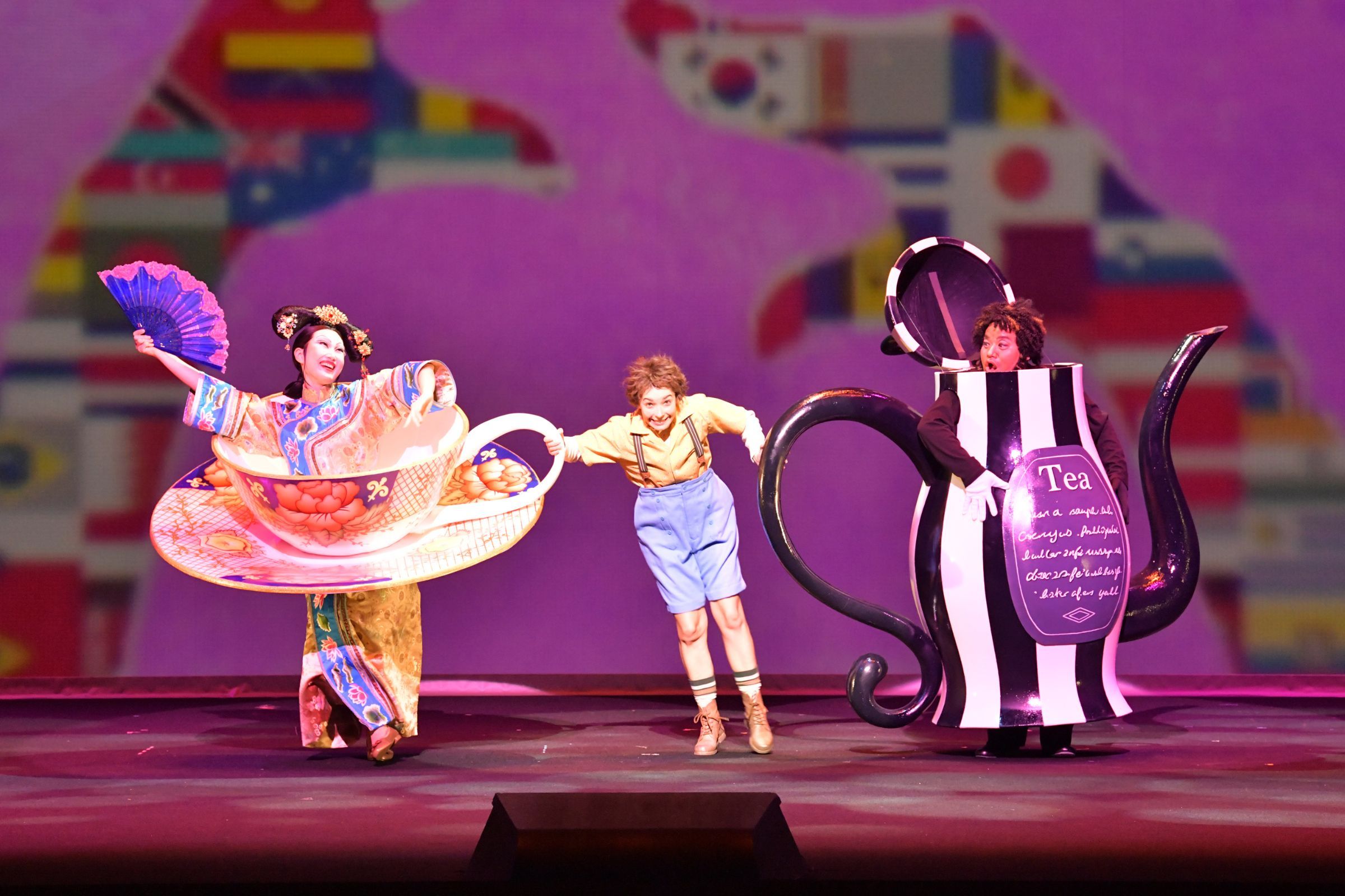 Shoko Sogo (La Tasse Chinoise), Chloé Briot (L'Enfant) and Takayuki Hamamatsu (La Théière) © Masahiko Terashi | New National Theatre, Tokyo