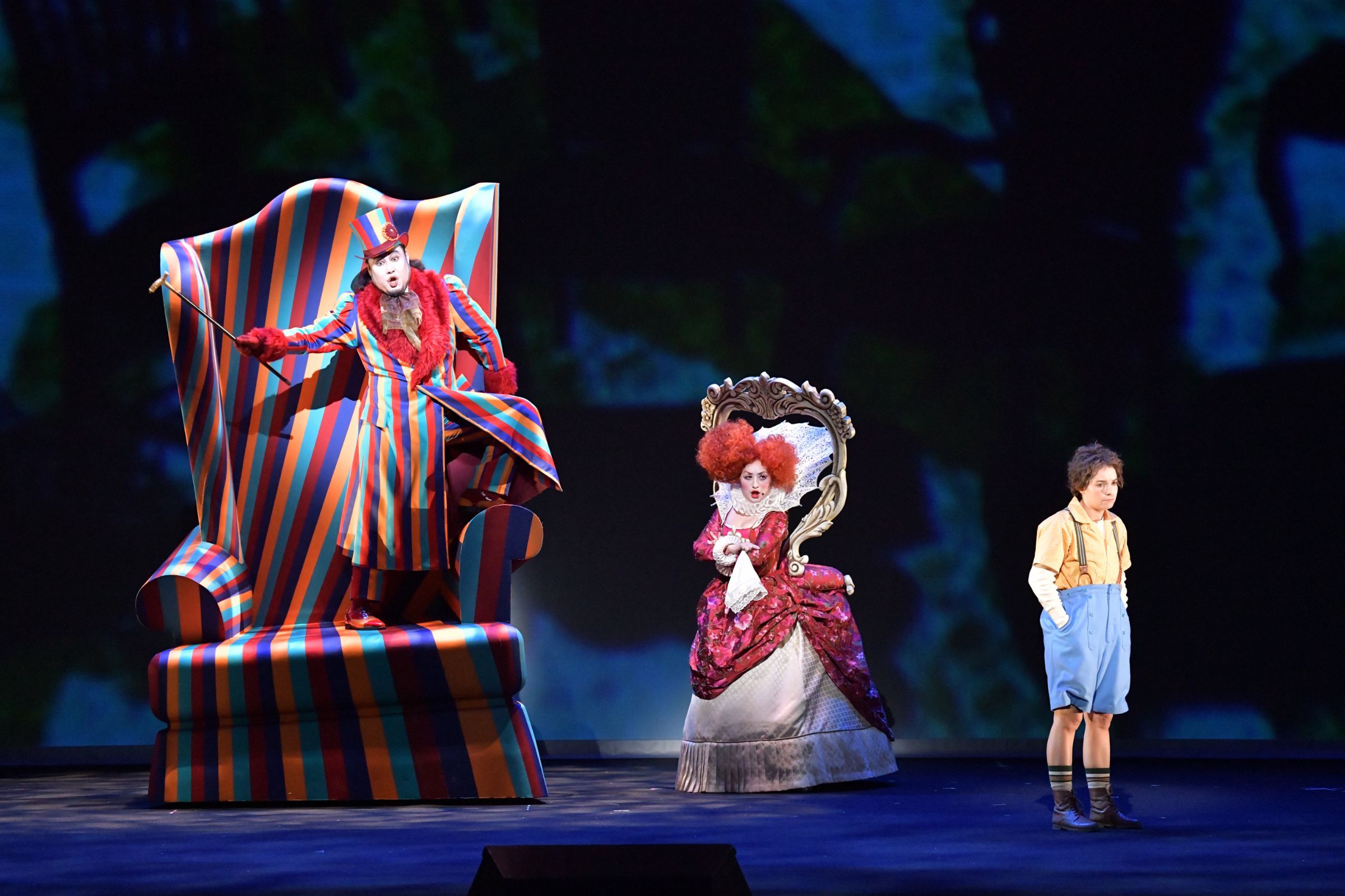 Taiki Tanaka (Le Fauteuil), Mao Morita (La Bergère) and Chloé Briot (L'Enfant) © Masahiko Terashi | New National Theatre, Tokyo
