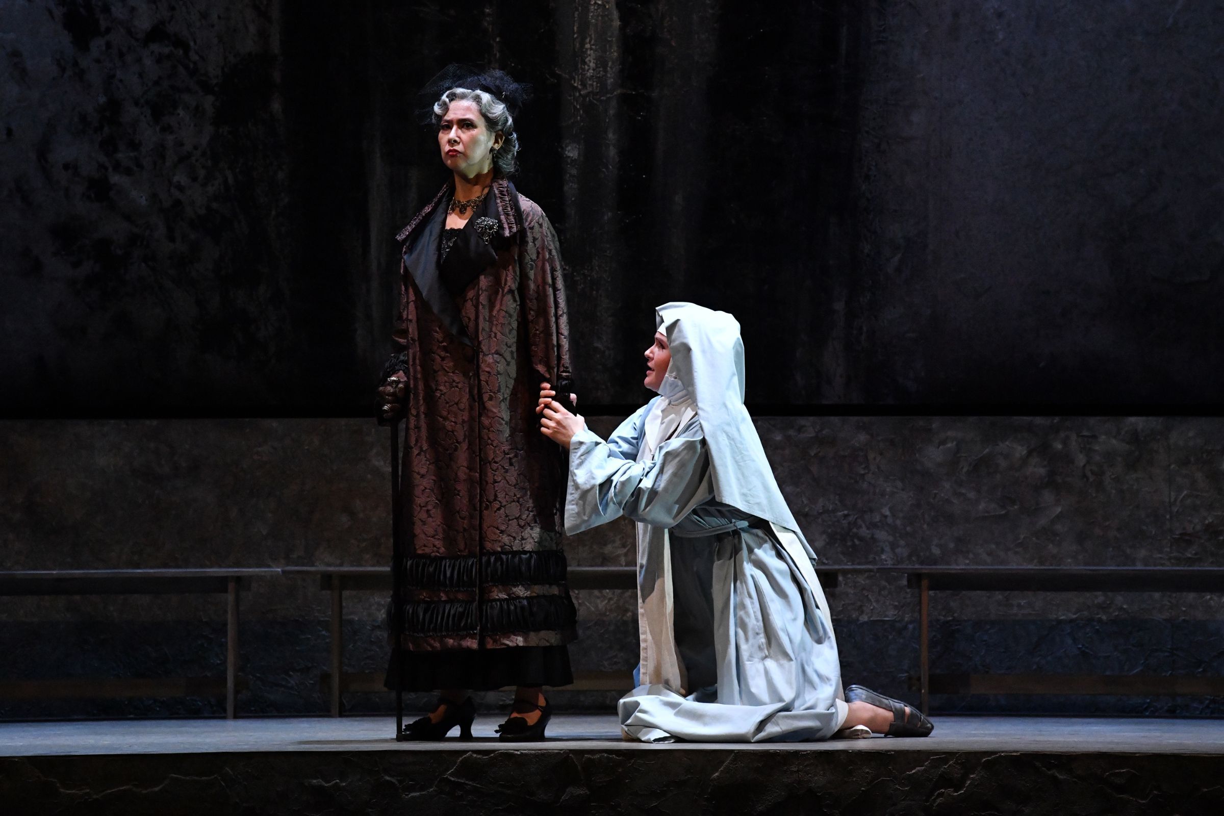 Junko Saito (La zia principessa) and Chiara Isotton (Suor Angelica) © Masahiko Terashi | New National Theatre, Tokyo
