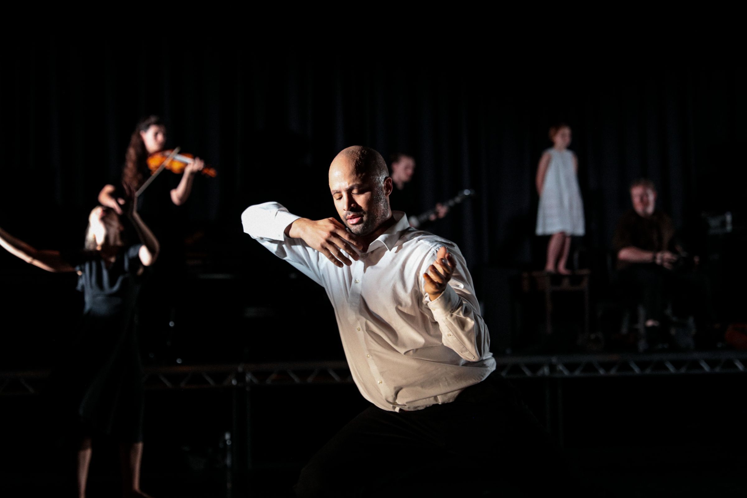 Zen Jefferson with Mayah Kadish and Ellie Poirier-Dolan in <i>MÁM</i> &copy; Richard Gilligan