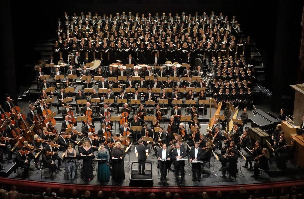 Kirill Petrenko dirigiert Mahlers Achte Symphonie © Wilfried Hösl
