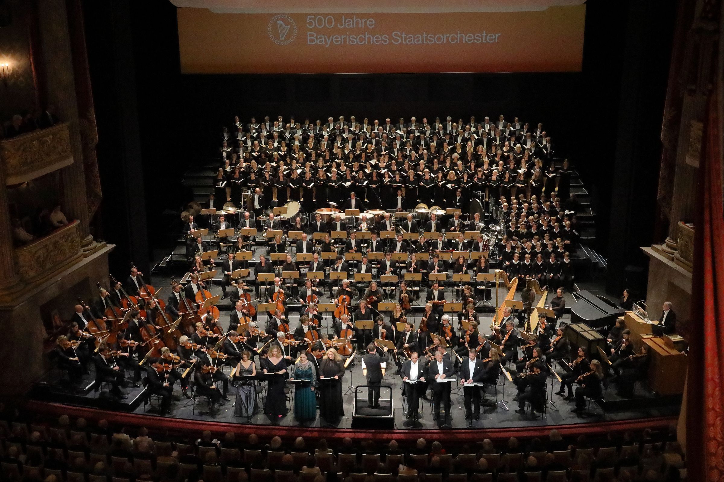 Kirill Petrenko dirigiert Mahlers Achte Symphonie &copy; Wilfried Hösl