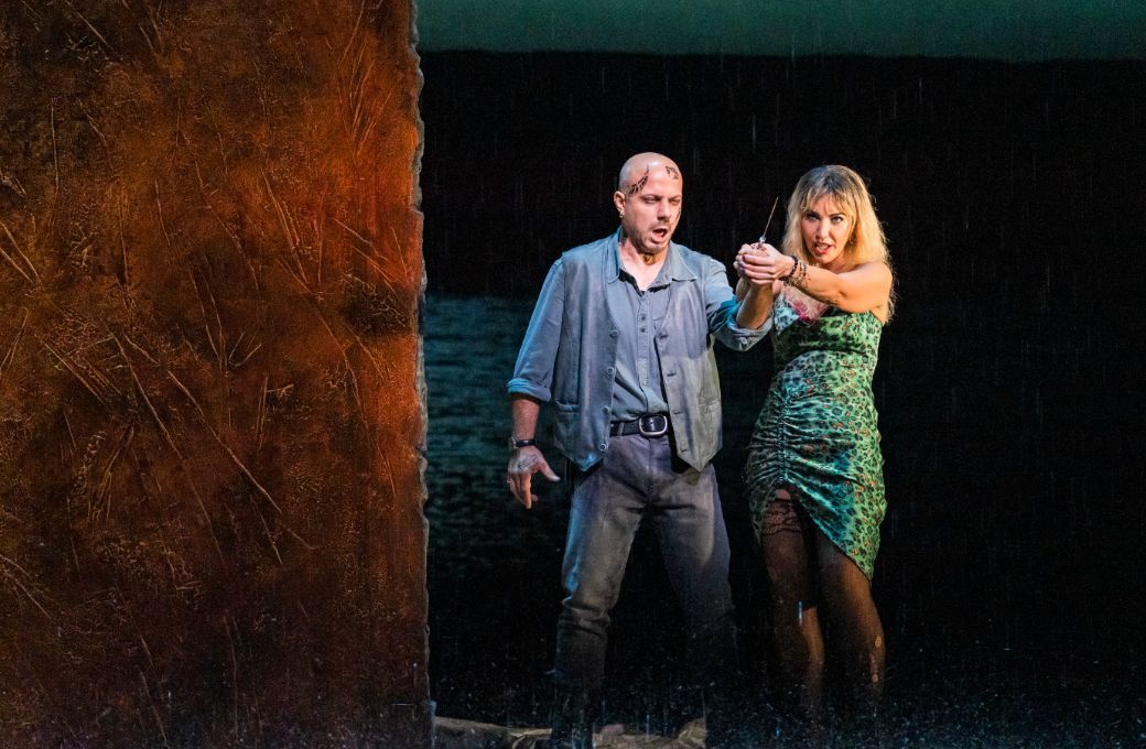 Gianluca Buratto (Sparafucile) and Ramona Zaharia (Maddalena) &copy; ROH | Tristram Kenton