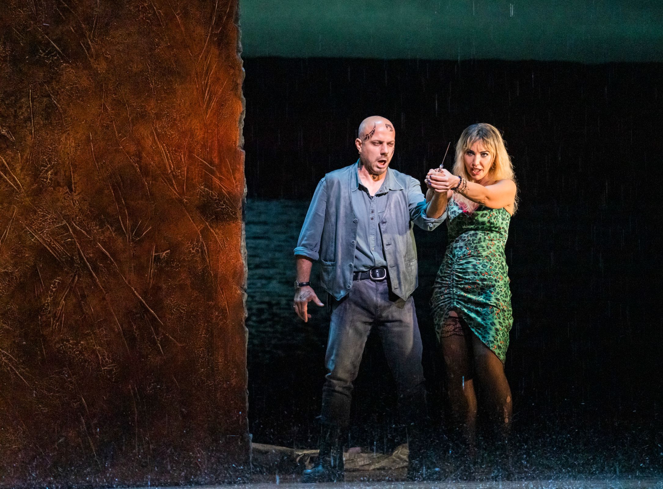 Gianluca Buratto (Sparafucile) and Ramona Zaharia (Maddalena) &copy; ROH | Tristram Kenton