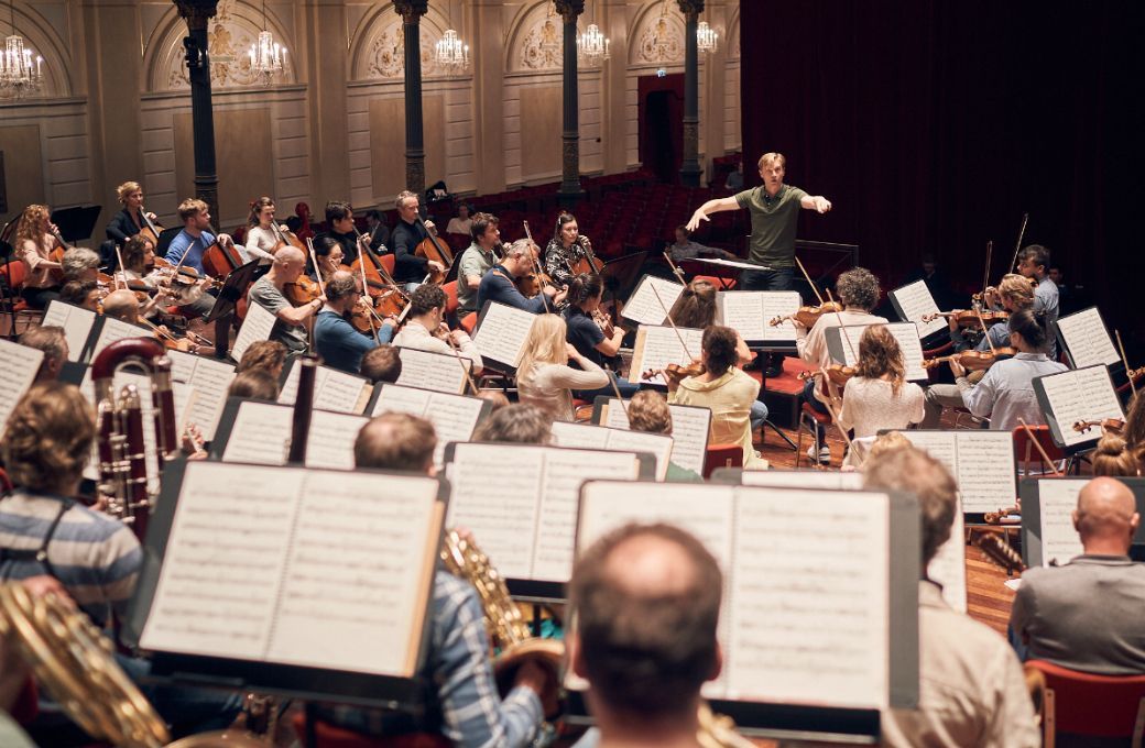Probenfoto mit Bas Wiegers und dem Concertgebouw Orchester © Eduardus Lee