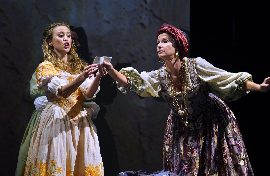Roc&iacute;o P&eacute;rez (Do&ntilde;a In&eacute;s) y Nicola Beller Carbone (Fabia) &copy; Elena del Real | Teatro Real