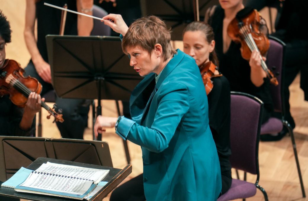 Anja Bihlmaier conducts the Hallé &copy; Bill Lam | The Hallé (Bridgewater Hall, Manchester)