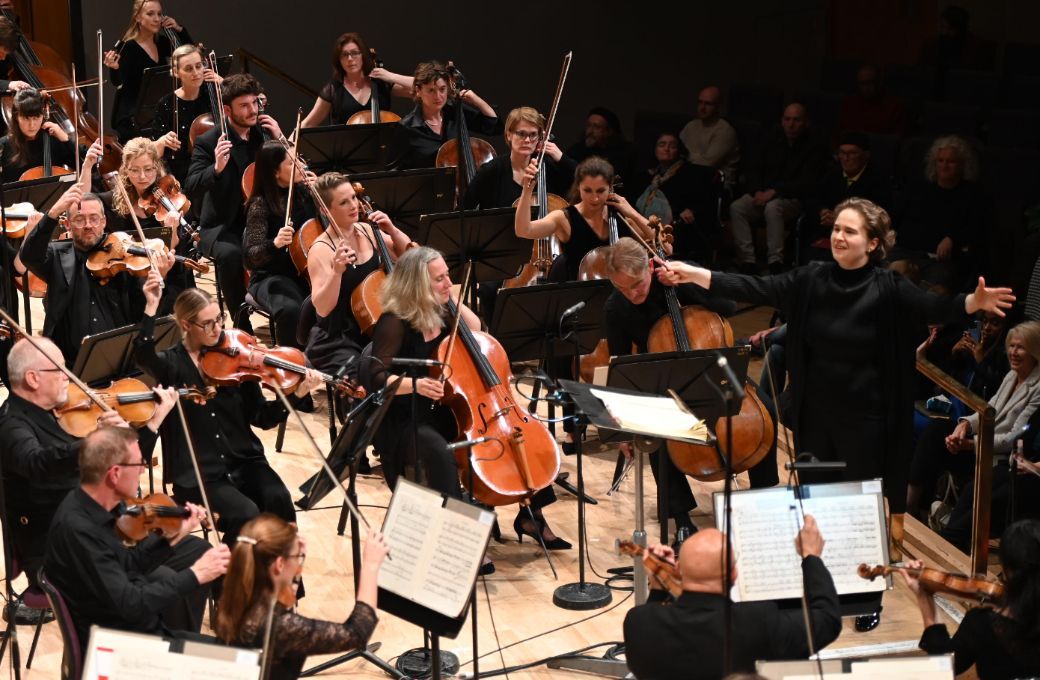 Eva Ollikainen conducts the BBC Philharmonic © Chris Payne