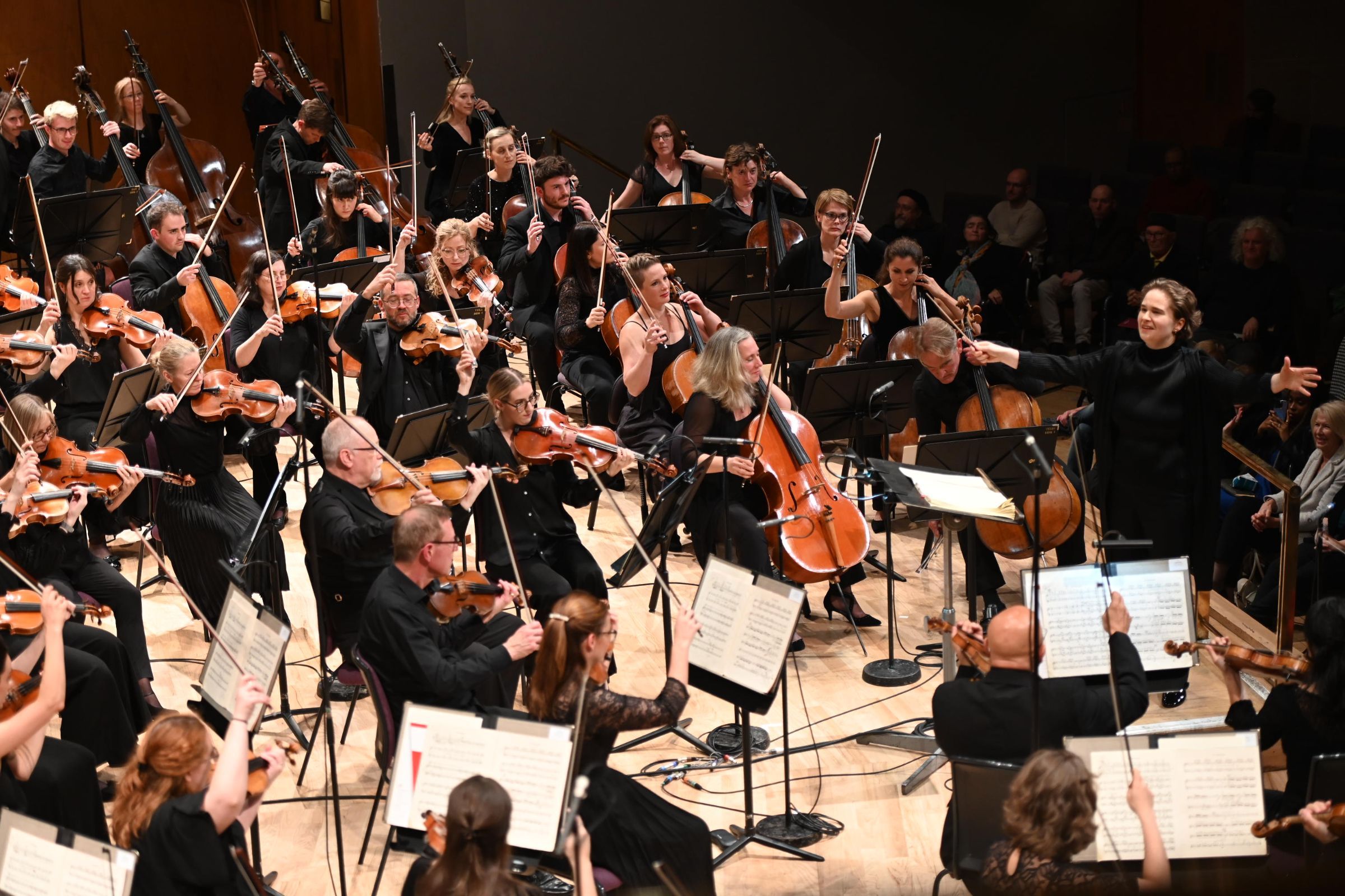 Eva Ollikainen conducts the BBC Philharmonic &copy; Chris Payne