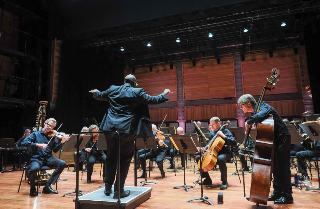 Vimbayi Kaziboni conducts the London Sinfonietta &copy; Sisi Burn