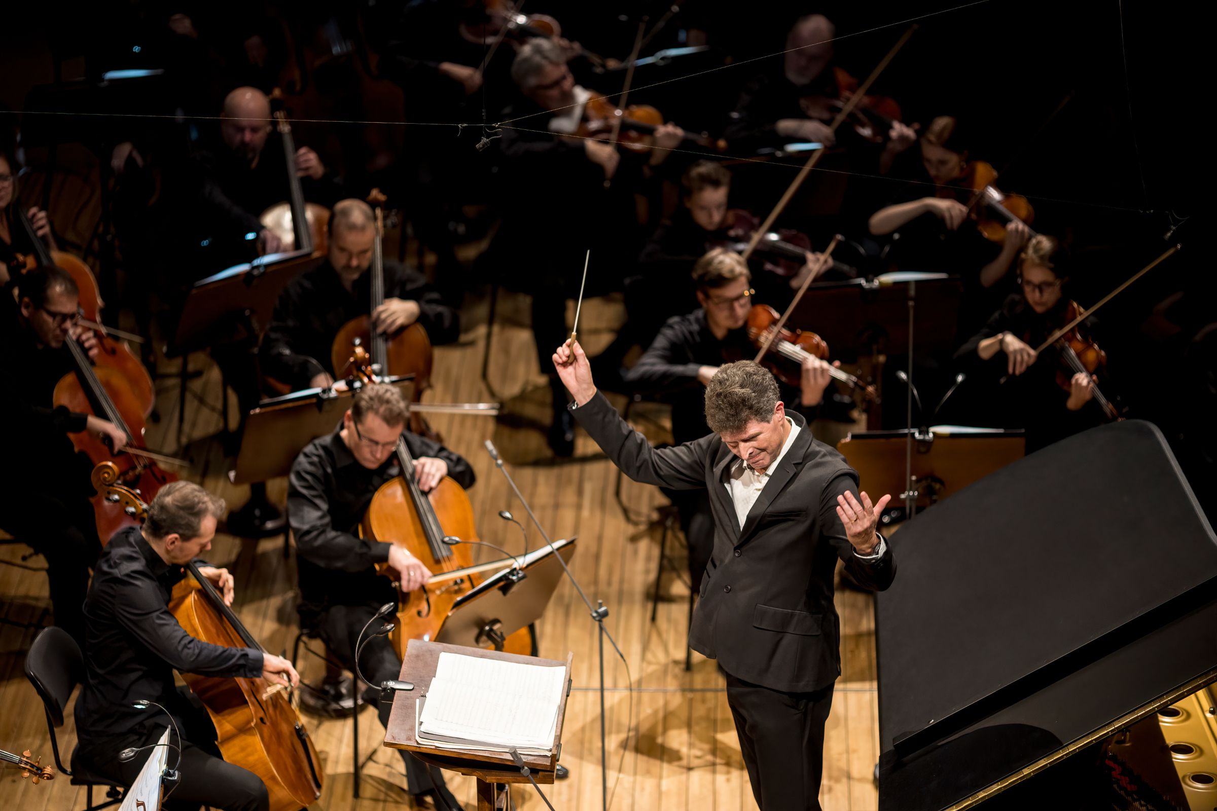 Clark Rundell conducts the Prague Radio Symphony Orchestra &copy; Vojtěch Brtnický