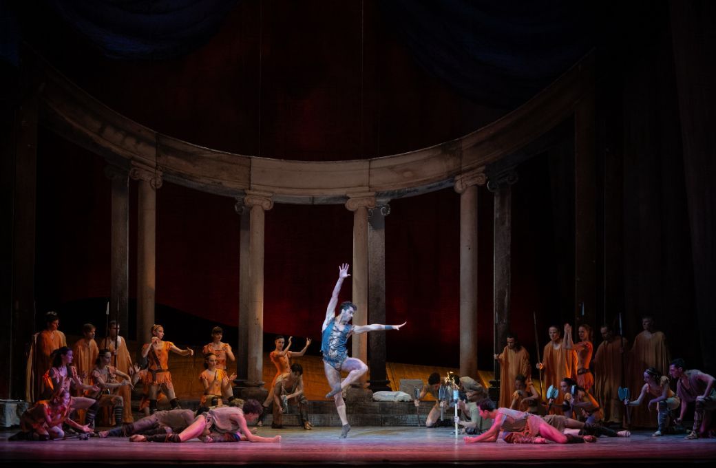 Gergely Leblanc and Hungarian National Ballet in <i>Spartacus</i> &copy; Attila Nagy