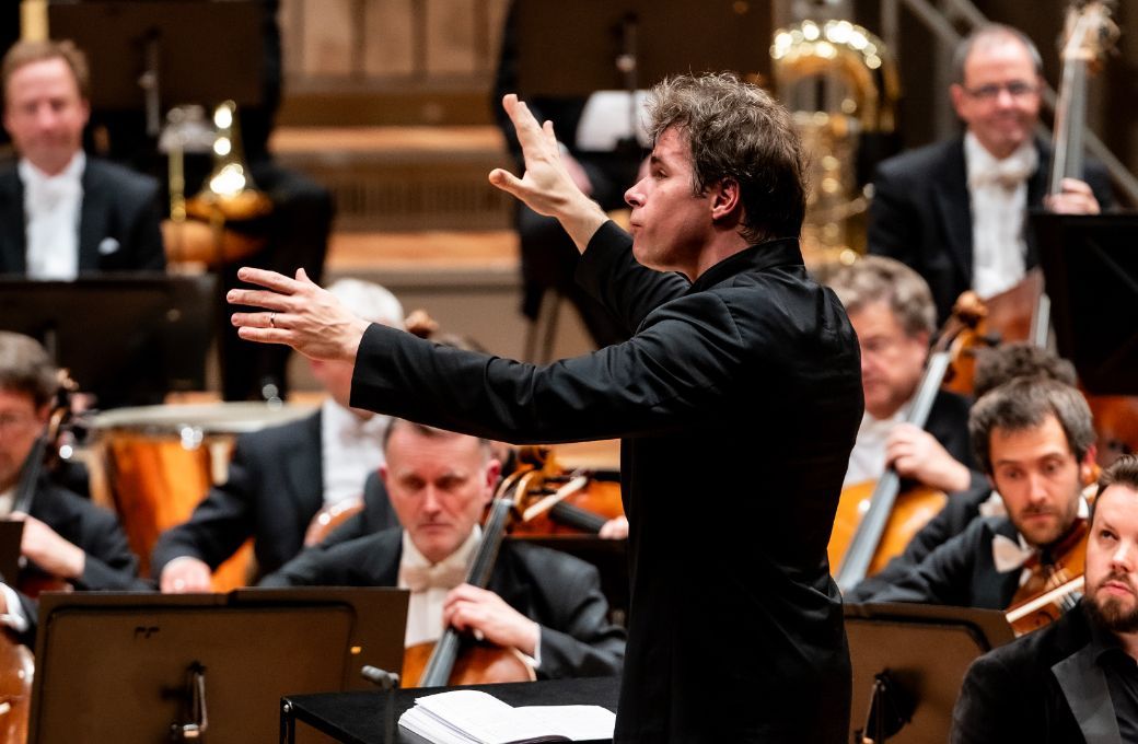 Jakub Hrůša dirigiert Dvořáks <i>Stabat Mater</i> &copy; Bettina Stöß | Berliner Philharmoniker