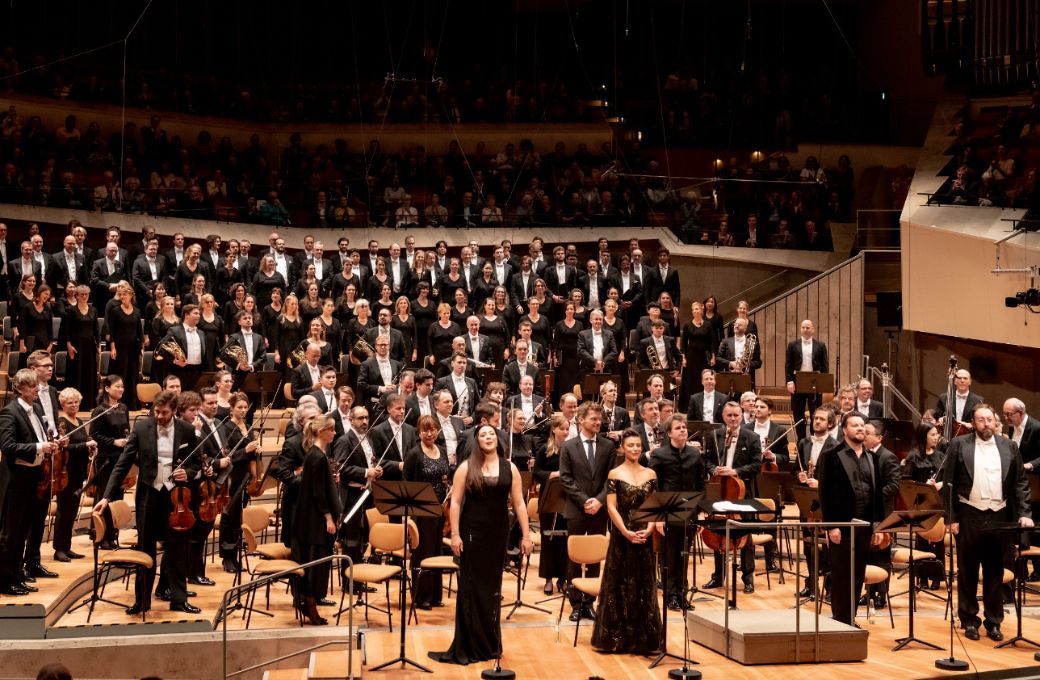 Solist*innen mit den Berliner Philharmonikern und dem Rundfunkchor Berlin &copy; Bettina St&ouml;&szlig; | Berliner Philharmoniker